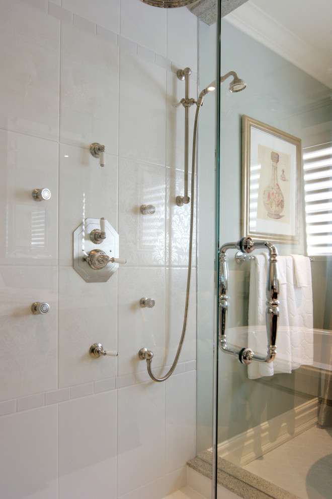 Foto di una stanza da bagno padronale design di medie dimensioni con vasca freestanding, doccia alcova, pareti blu, piastrelle bianche, piastrelle in ceramica e pavimento con piastrelle a mosaico