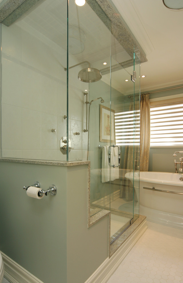 Diseño de cuarto de baño principal contemporáneo de tamaño medio con bañera exenta, ducha empotrada, paredes azules, baldosas y/o azulejos blancos, baldosas y/o azulejos de cerámica y suelo con mosaicos de baldosas