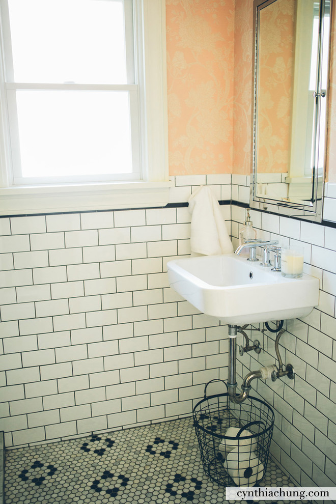 Mittelgroßes Klassisches Duschbad mit Wandwaschbecken, Duschnische, Toilette mit Aufsatzspülkasten, schwarzen Fliesen, Metrofliesen, rosa Wandfarbe und Marmorboden in New York