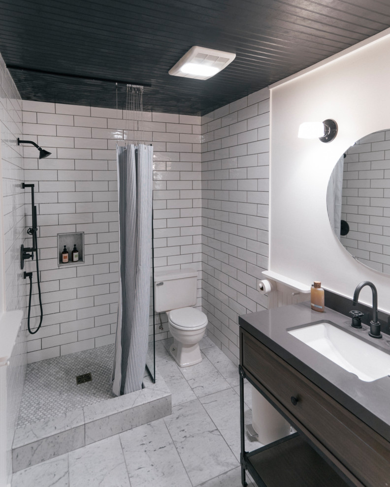 Exempel på ett litet klassiskt grå grått badrum med dusch, med möbel-liknande, grå skåp, en hörndusch, vit kakel, keramikplattor, vita väggar, marmorgolv, ett konsol handfat, bänkskiva i kvarts, vitt golv och dusch med duschdraperi