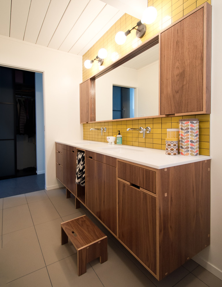 На фото: ванная комната в стиле ретро с плоскими фасадами, темными деревянными фасадами, желтой плиткой, керамической плиткой и столешницей из искусственного кварца