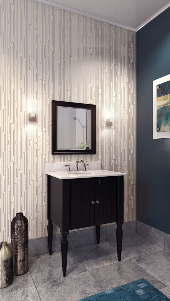 Cette image montre une petite salle d'eau traditionnelle avec un placard à porte plane, des portes de placard noires, un carrelage gris, un mur multicolore et un plan de toilette en marbre.