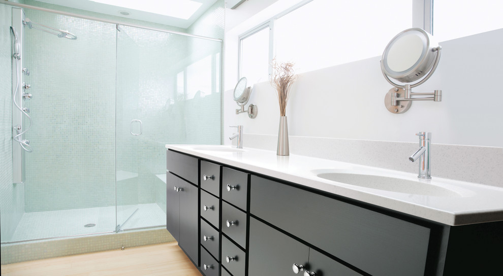 Idéer för ett mellanstort klassiskt badrum med dusch, med släta luckor, svarta skåp, en dusch i en alkov, grön kakel, mosaik, vita väggar, ljust trägolv, ett integrerad handfat, bänkskiva i akrylsten, beiget golv och dusch med gångjärnsdörr
