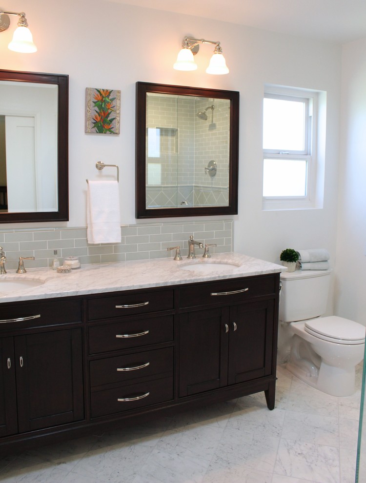 Inredning av ett klassiskt mellanstort en-suite badrum, med skåp i shakerstil, skåp i mörkt trä, en hörndusch, en toalettstol med separat cisternkåpa, grön kakel, porslinskakel, vita väggar, marmorgolv, ett undermonterad handfat och marmorbänkskiva