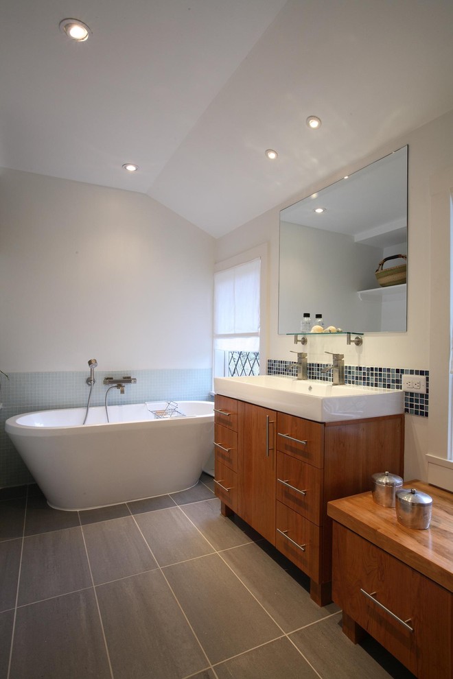 Imagen de cuarto de baño rectangular costero con bañera exenta