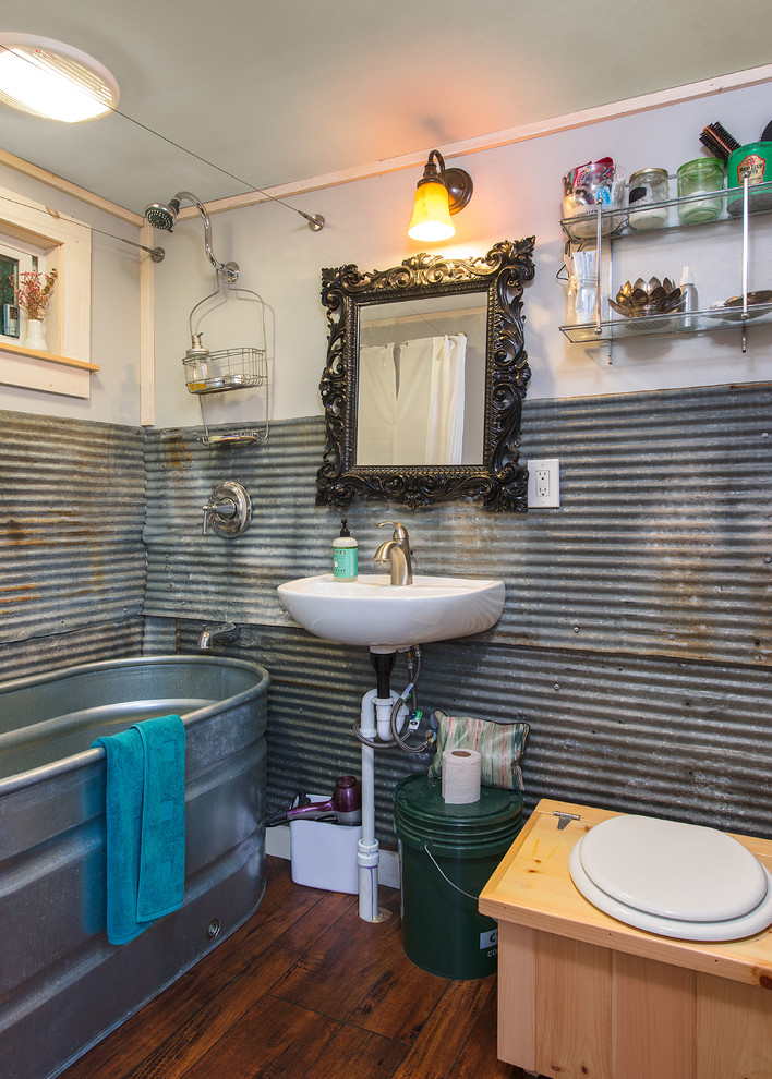 Foto på ett litet rustikt en-suite badrum, med öppna hyllor, ett fristående badkar, en dusch/badkar-kombination, en toalettstol med hel cisternkåpa, kakel i metall, mörkt trägolv och ett väggmonterat handfat