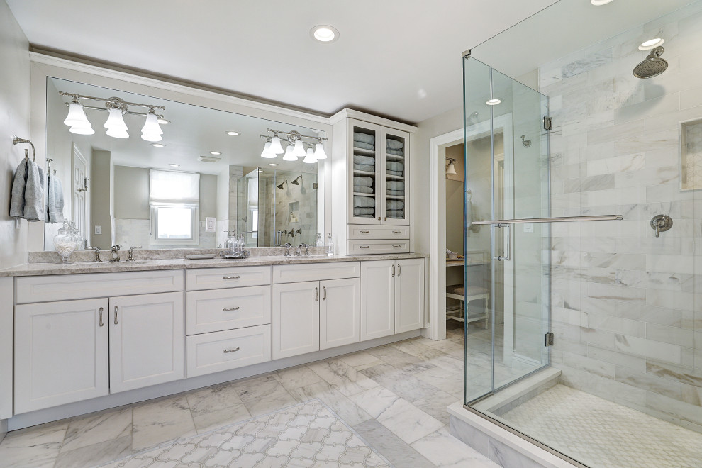 Exempel på ett mellanstort klassiskt vit vitt en-suite badrum, med skåp i shakerstil, vita skåp, en dusch i en alkov, en toalettstol med separat cisternkåpa, vit kakel, keramikplattor, grå väggar, marmorgolv, ett undermonterad handfat, marmorbänkskiva, vitt golv och dusch med skjutdörr