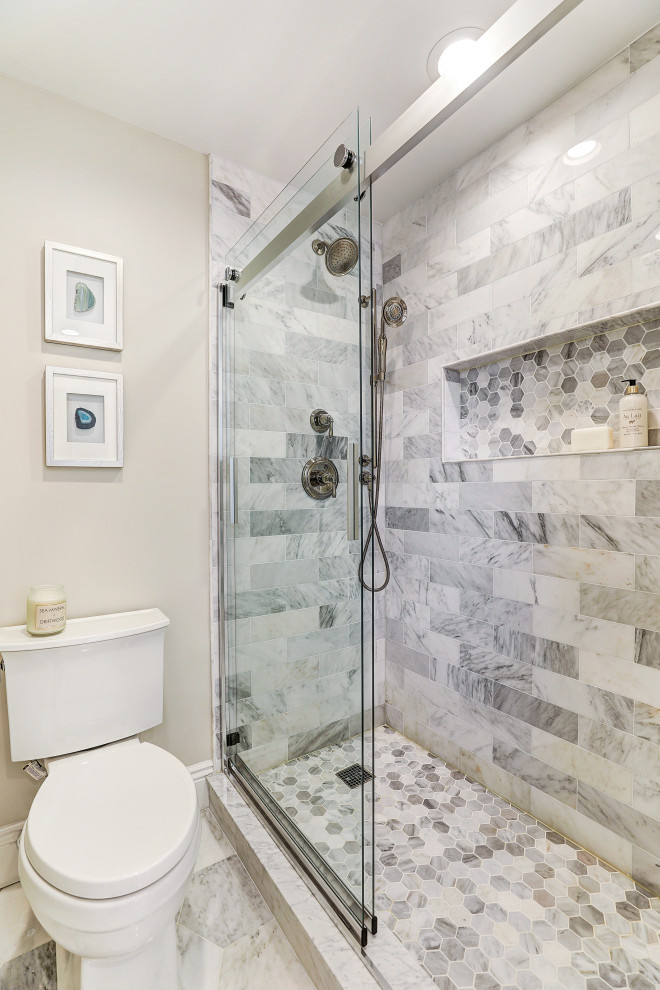Foto på ett mellanstort vintage vit en-suite badrum, med skåp i shakerstil, vita skåp, en dusch i en alkov, en toalettstol med separat cisternkåpa, vit kakel, keramikplattor, grå väggar, marmorgolv, ett undermonterad handfat, marmorbänkskiva, vitt golv och dusch med skjutdörr