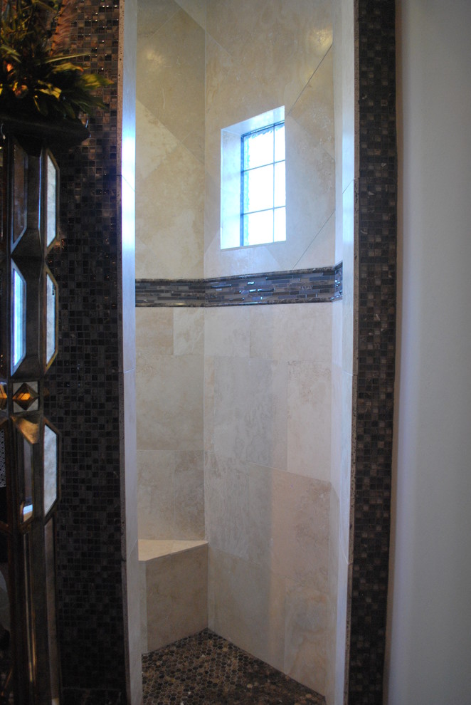 Свежая идея для дизайна: большая главная ванная комната в классическом стиле с столешницей из гранита, открытым душем, коричневой плиткой, плиткой из листового стекла, бежевыми стенами и полом из керамической плитки - отличное фото интерьера