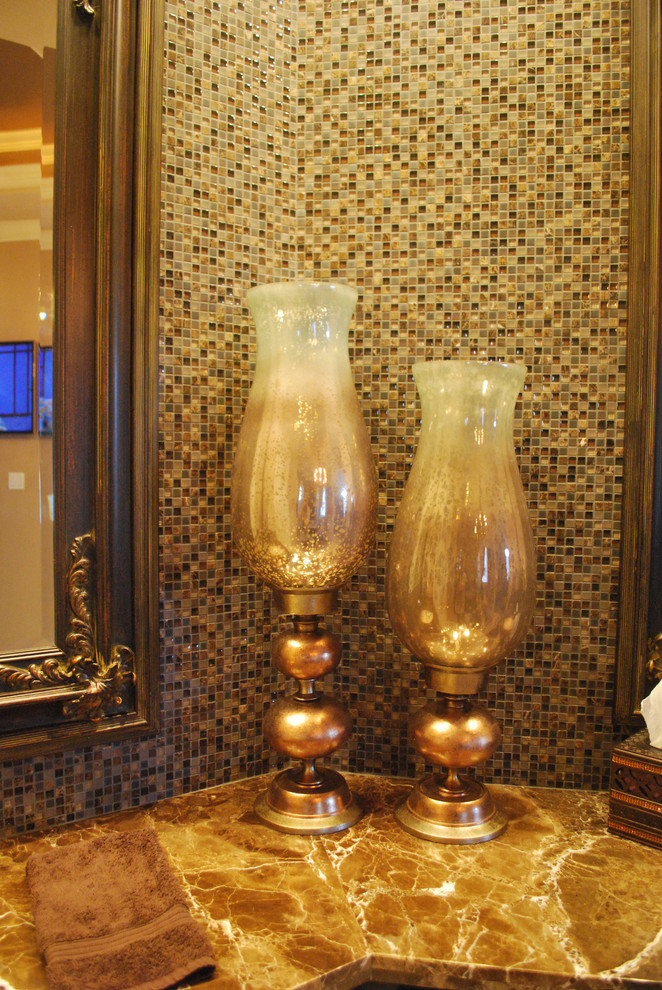 Großes Klassisches Badezimmer En Suite mit Granit-Waschbecken/Waschtisch, braunen Fliesen, Fliesen aus Glasscheiben und beiger Wandfarbe in Houston