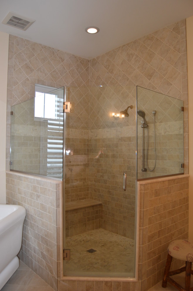 Idéer för stora maritima en-suite badrum, med luckor med upphöjd panel, ett fristående badkar, en hörndusch och klinkergolv i keramik