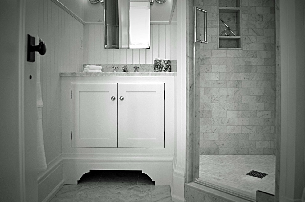 Mittelgroßes Modernes Badezimmer En Suite mit Schrankfronten im Shaker-Stil, weißen Schränken, Eckdusche und weißer Wandfarbe in New York