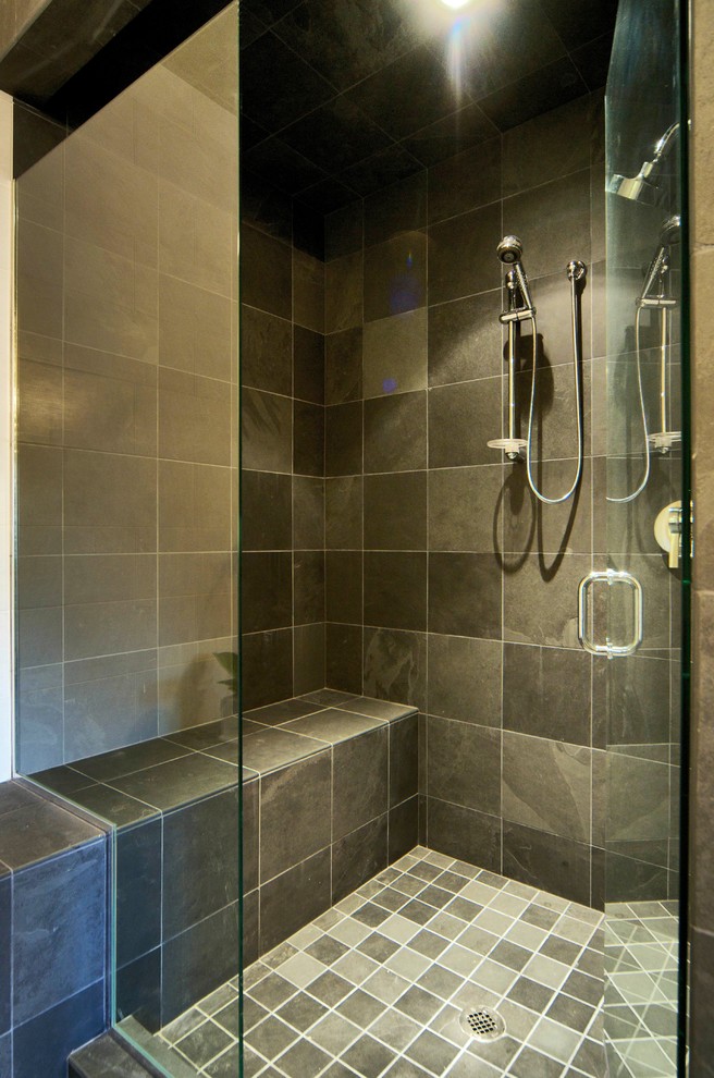 Пример оригинального дизайна: ванная комната среднего размера в стиле неоклассика (современная классика) с угловым душем, черной плиткой, каменной плиткой и полом из мозаичной плитки