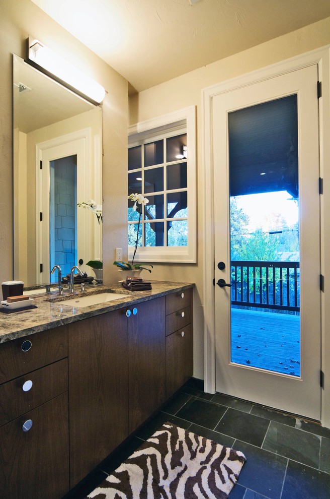 Пример оригинального дизайна: ванная комната среднего размера в классическом стиле с врезной раковиной, плоскими фасадами, темными деревянными фасадами, мраморной столешницей, черной плиткой, каменной плиткой и полом из сланца