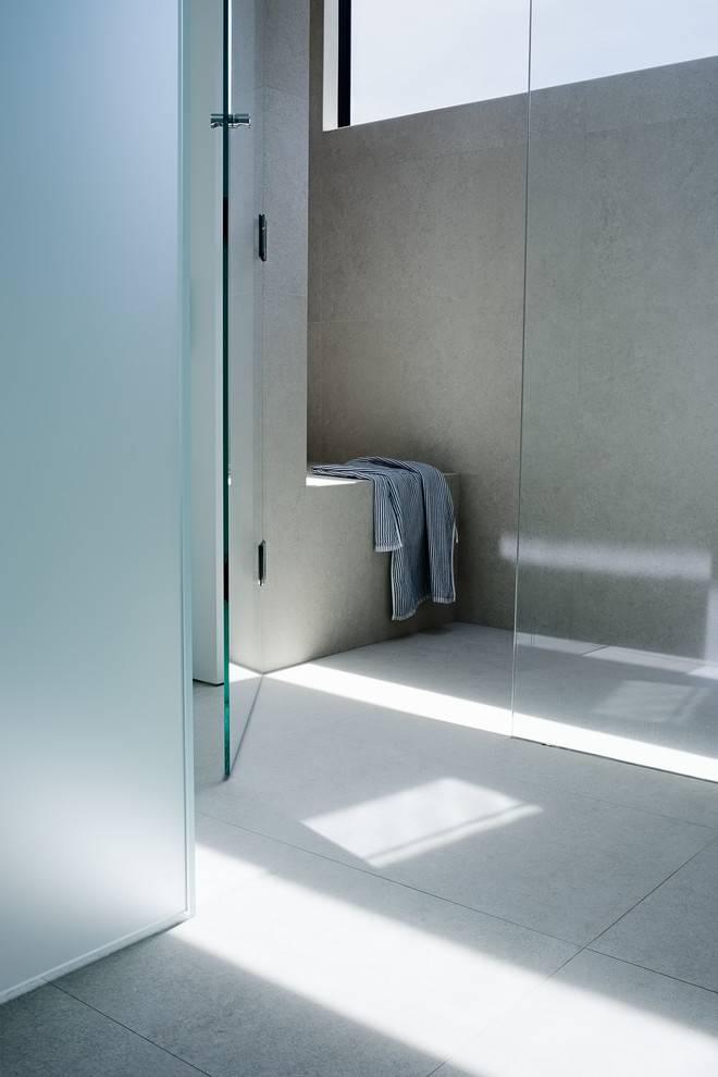 Идея дизайна: большая главная ванная комната в стиле модернизм с душем в нише, белыми стенами, полом из цементной плитки, серым полом и душем с распашными дверями