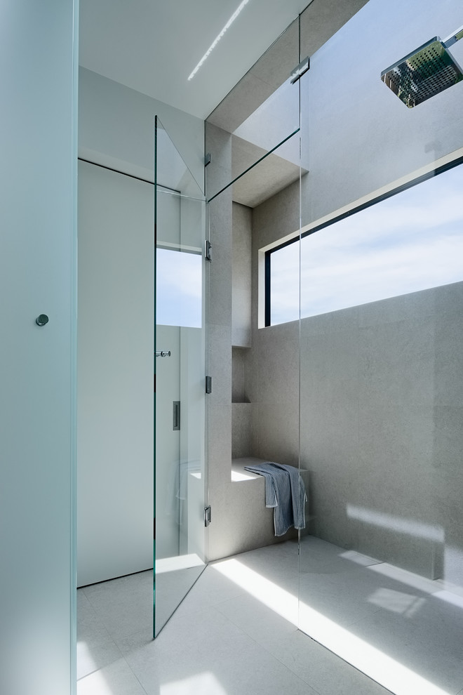 Großes Modernes Badezimmer En Suite mit Duschnische, weißer Wandfarbe, Zementfliesen für Boden, grauem Boden und Falttür-Duschabtrennung in San Francisco