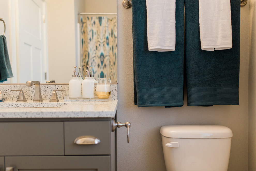 Стильный дизайн: ванная комната среднего размера в стиле неоклассика (современная классика) с фасадами в стиле шейкер, серыми фасадами, белой плиткой, плиткой кабанчик, душевой кабиной, столешницей из искусственного кварца, душем над ванной, серыми стенами, врезной раковиной и шторкой для ванной - последний тренд