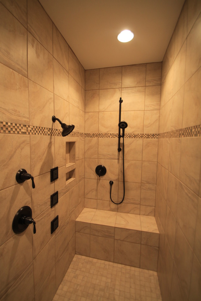 Стильный дизайн: большая главная ванная комната в классическом стиле с врезной раковиной, открытым душем, раздельным унитазом, коричневой плиткой, керамической плиткой, коричневыми стенами и полом из керамической плитки - последний тренд