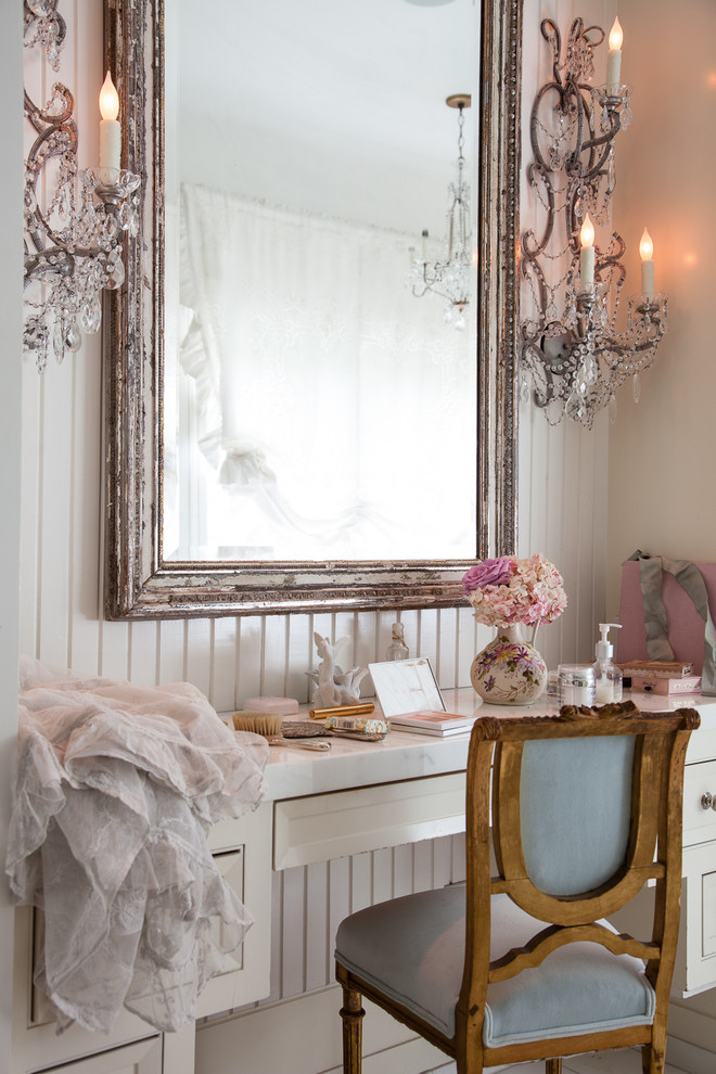 Свежая идея для дизайна: главная ванная комната в стиле шебби-шик с белыми стенами - отличное фото интерьера