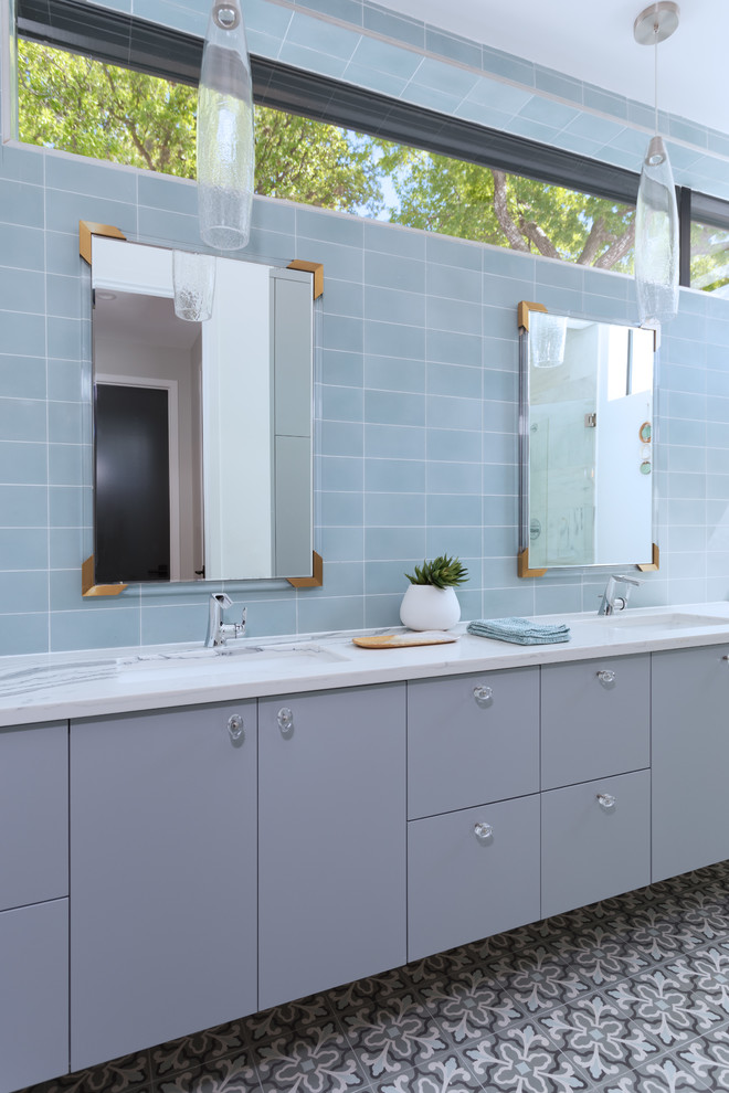 На фото: ванная комната в современном стиле с плоскими фасадами, серыми фасадами, серой плиткой, врезной раковиной, разноцветным полом и белой столешницей с