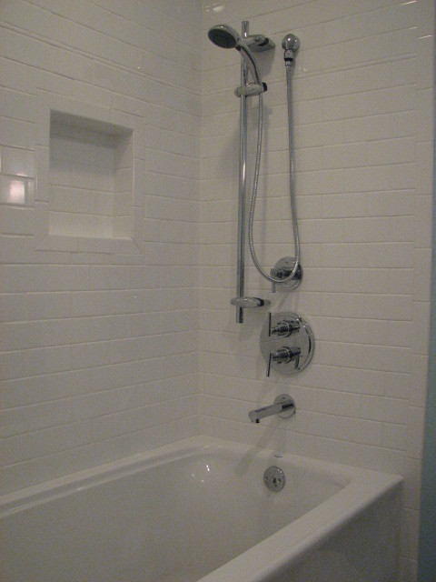 Источник вдохновения для домашнего уюта: ванная комната в классическом стиле с врезной раковиной, отдельно стоящей ванной, душем над ванной, унитазом-моноблоком, белой плиткой, керамической плиткой и полом из керамической плитки