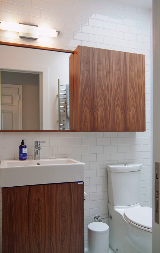 Foto di una stanza da bagno minimalista con ante lisce, ante in legno scuro, piastrelle bianche, piastrelle diamantate e lavabo a bacinella