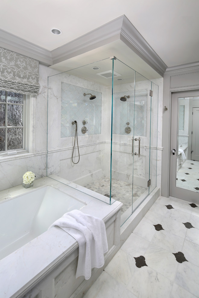 Idéer för ett stort klassiskt en-suite badrum, med luckor med infälld panel, grå skåp, ett undermonterat badkar, en hörndusch, stenhäll, grå väggar, marmorgolv och ett undermonterad handfat