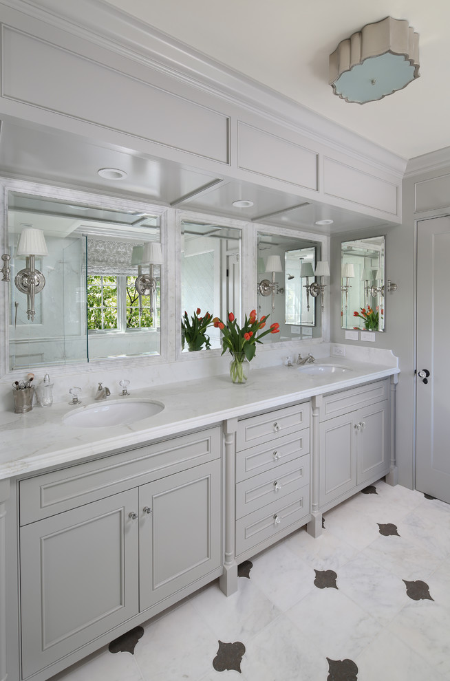 Idéer för ett stort klassiskt en-suite badrum, med luckor med infälld panel, grå skåp, ett undermonterat badkar, en hörndusch, stenhäll, grå väggar, marmorgolv, ett undermonterad handfat och marmorbänkskiva