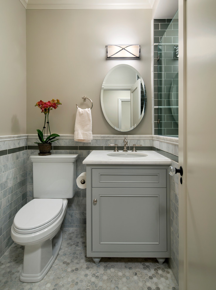 Inspiration för små klassiska en-suite badrum, med luckor med infälld panel, grå skåp, en toalettstol med separat cisternkåpa, grå kakel, tunnelbanekakel, grå väggar, mosaikgolv, ett undermonterad handfat, marmorbänkskiva, ett undermonterat badkar och en hörndusch
