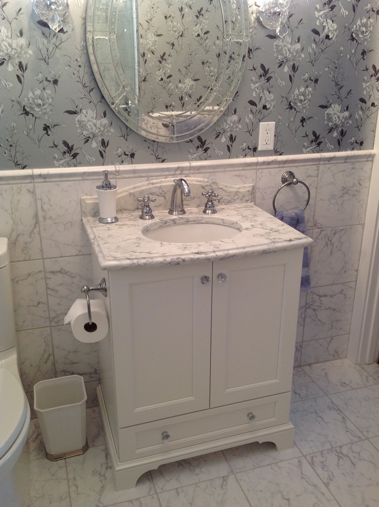 Idéer för att renovera ett vintage badrum, med ett undermonterad handfat, luckor med infälld panel, vita skåp, marmorbänkskiva, en dusch i en alkov, en toalettstol med hel cisternkåpa, vit kakel, stenkakel och marmorgolv
