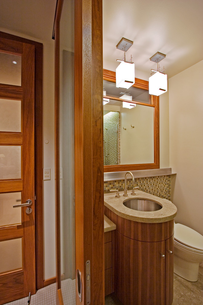 Imagen de cuarto de baño actual pequeño con baldosas y/o azulejos beige, paredes blancas, suelo de baldosas de cerámica, aseo y ducha, lavabo integrado y encimera de granito