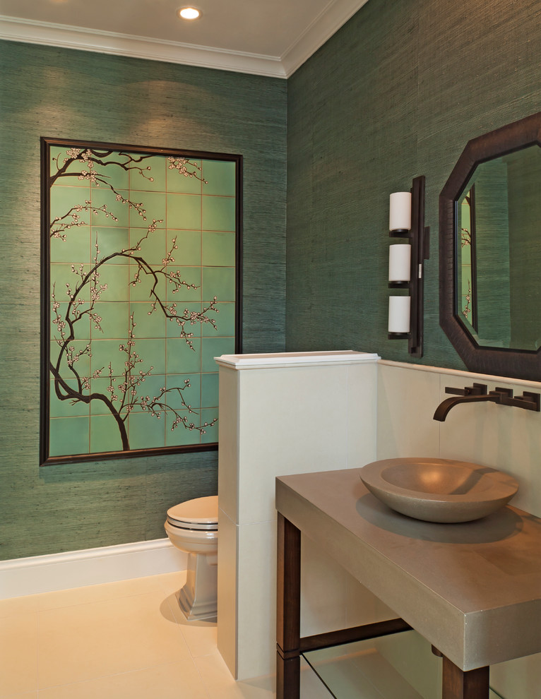 Пример оригинального дизайна: ванная комната среднего размера в морском стиле с настольной раковиной, открытыми фасадами, темными деревянными фасадами, столешницей из бетона, раздельным унитазом, белой плиткой, каменной плиткой, зелеными стенами, полом из известняка и душевой кабиной