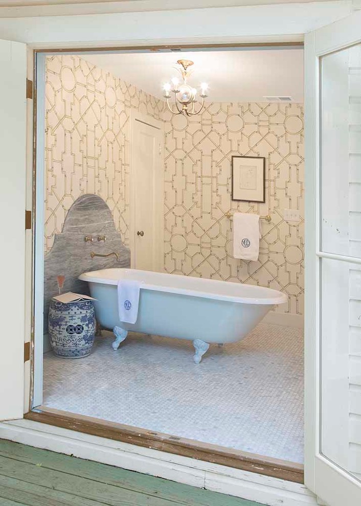 Modelo de cuarto de baño principal clásico de tamaño medio con puertas de armario blancas, bañera con patas, paredes verdes, suelo de madera oscura y lavabo bajoencimera