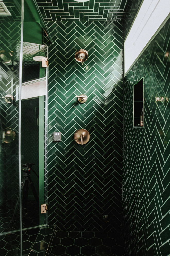 Cette image montre une douche en alcôve bohème de taille moyenne avec des portes de placards vertess, un carrelage vert, des carreaux de céramique, un sol en carrelage de céramique, un lavabo encastré, un sol vert, une cabine de douche à porte battante et un plan de toilette blanc.