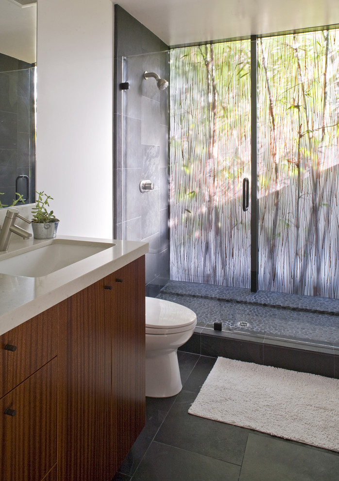 Пример оригинального дизайна: ванная комната в стиле модернизм с душем в нише
