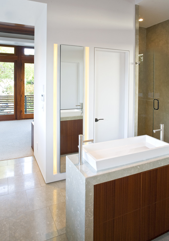サンディエゴにあるモダンスタイルのおしゃれな浴室 (ベッセル式洗面器、フラットパネル扉のキャビネット、中間色木目調キャビネット、コーナー設置型シャワー、ベージュのタイル) の写真