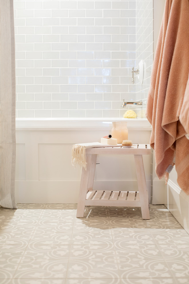 Esempio di una stanza da bagno chic con piastrelle grigie, piastrelle in ceramica e pareti grigie