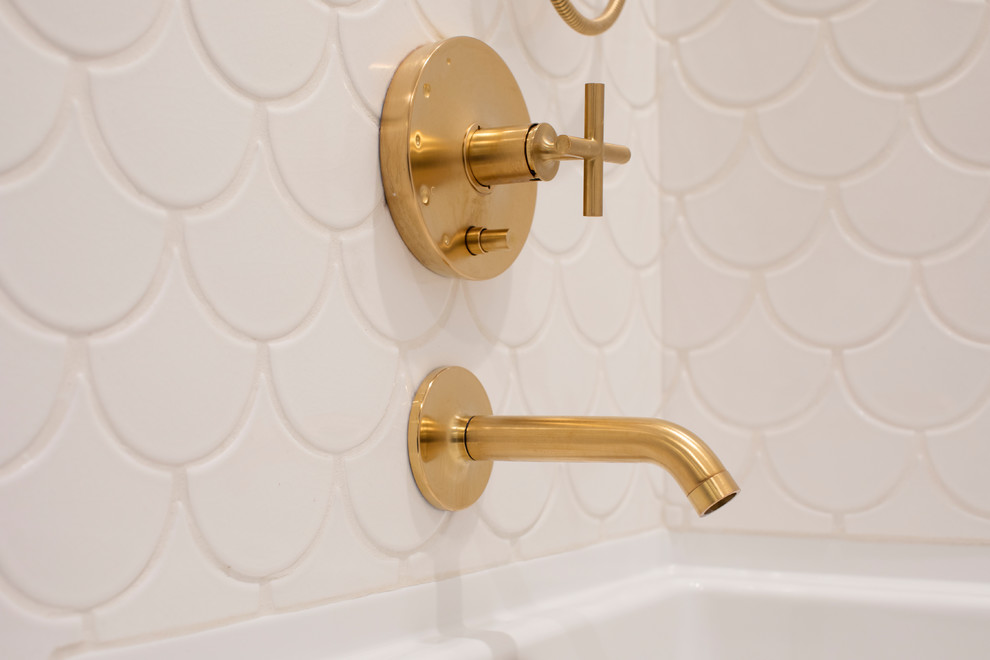 Ejemplo de cuarto de baño clásico con baldosas y/o azulejos blancos, baldosas y/o azulejos de cerámica y paredes blancas
