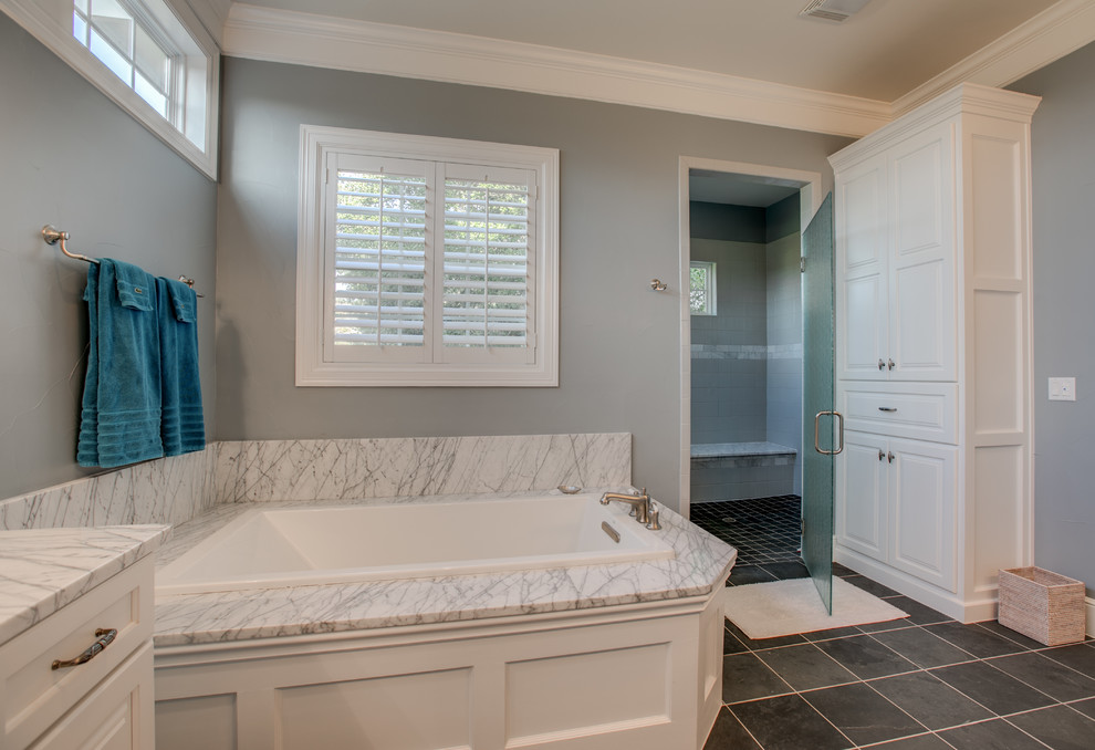 Exempel på ett stort klassiskt en-suite badrum, med luckor med upphöjd panel, vita skåp, ett platsbyggt badkar, en dusch i en alkov, grå kakel, keramikplattor, grå väggar, skiffergolv, ett nedsänkt handfat, marmorbänkskiva, grått golv och dusch med gångjärnsdörr