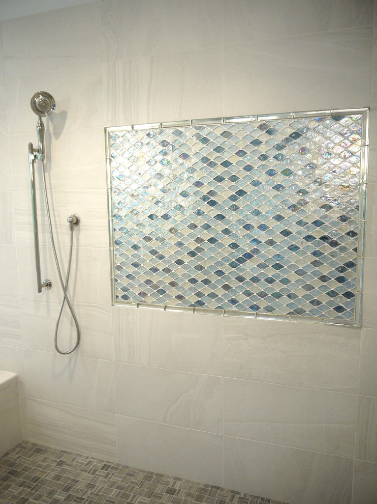 Cette photo montre une très grande salle de bain principale chic avec un lavabo encastré, un placard avec porte à panneau encastré, des portes de placard blanches, un plan de toilette en marbre, une douche ouverte, un carrelage gris, un mur bleu et un sol en carrelage de céramique.