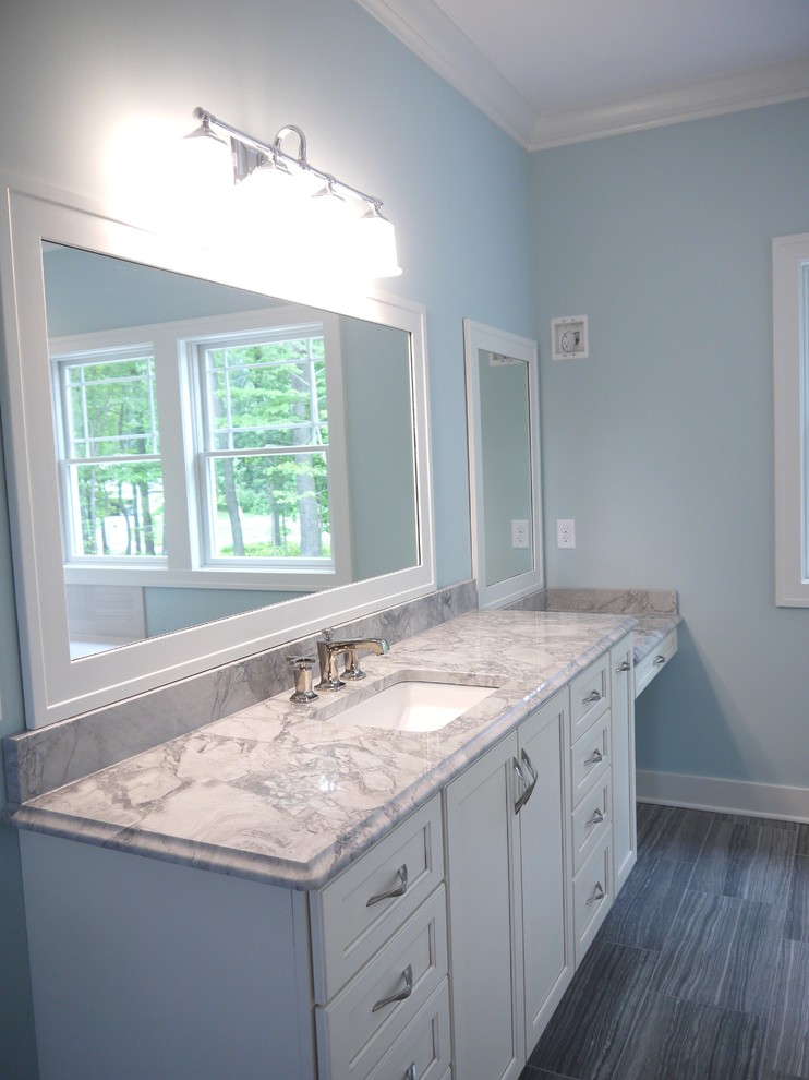 Inspiration för mycket stora klassiska en-suite badrum, med ett undermonterad handfat, luckor med infälld panel, vita skåp, marmorbänkskiva, en jacuzzi, en kantlös dusch, grå kakel, blå väggar och klinkergolv i keramik