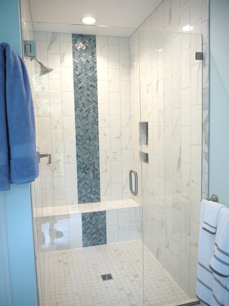 Kleines Klassisches Badezimmer mit Aufsatzwaschbecken, Schrankfronten mit vertiefter Füllung, weißen Schränken und grüner Wandfarbe in Grand Rapids
