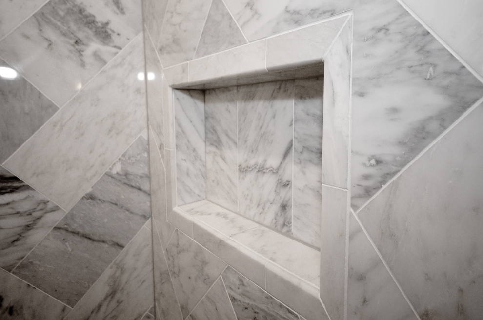 Inredning av ett klassiskt mellanstort en-suite badrum, med skåp i shakerstil, grå skåp, en dusch i en alkov, en toalettstol med separat cisternkåpa, grå kakel, stenhäll, blå väggar, marmorgolv, ett undermonterad handfat och marmorbänkskiva