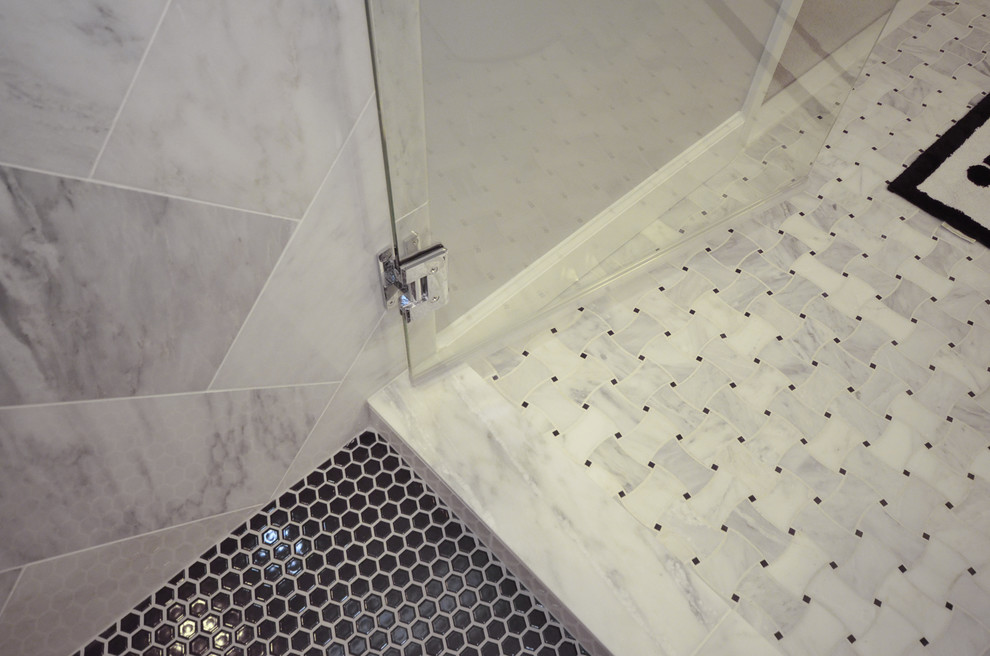 На фото: главная ванная комната среднего размера в классическом стиле с фасадами в стиле шейкер, серыми фасадами, душем в нише, раздельным унитазом, серой плиткой, плиткой из листового камня, синими стенами, мраморным полом, врезной раковиной и мраморной столешницей с