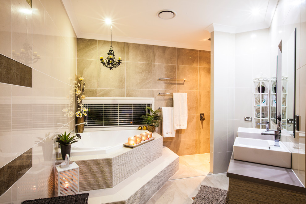 ブリスベンにあるコンテンポラリースタイルのおしゃれな浴室 (コーナー型浴槽、ベッセル式洗面器) の写真