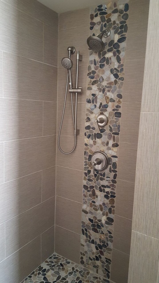Идея дизайна: ванная комната в современном стиле с душем в нише, коричневой плиткой, керамической плиткой и полом из галечной плитки
