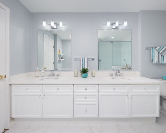 Imagen de cuarto de baño principal contemporáneo de tamaño medio sin sin inodoro con armarios con paneles lisos, puertas de armario blancas, bañera encastrada, sanitario de una pieza, paredes beige, suelo de mármol, lavabo bajoencimera, encimera de cuarzo compacto, suelo blanco y ducha con puerta corredera