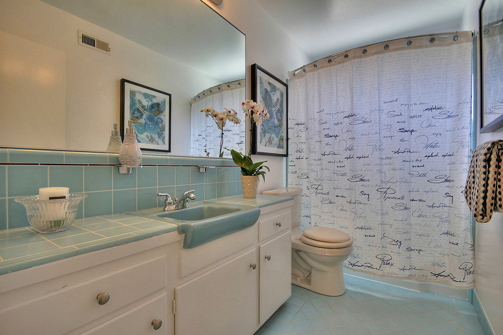 Источник вдохновения для домашнего уюта: ванная комната в стиле неоклассика (современная классика) с плоскими фасадами, белыми фасадами, синей плиткой, белыми стенами, полом из керамогранита, подвесной раковиной и столешницей из плитки