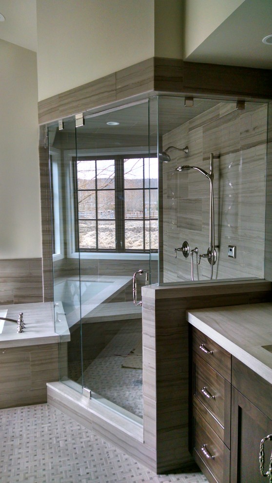 Idéer för ett stort klassiskt en-suite badrum, med skåp i shakerstil, skåp i mörkt trä, ett undermonterat badkar, en hörndusch, grå kakel, stenkakel, beige väggar, marmorgolv, ett undermonterad handfat, bänkskiva i kvarts, grått golv och dusch med gångjärnsdörr