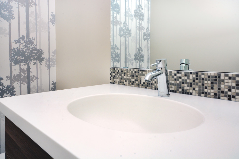 Imagen de cuarto de baño contemporáneo de tamaño medio con puertas de armario de madera en tonos medios, sanitario de dos piezas, baldosas y/o azulejos blancos, baldosas y/o azulejos en mosaico, paredes beige, aseo y ducha, lavabo bajoencimera y encimera de acrílico